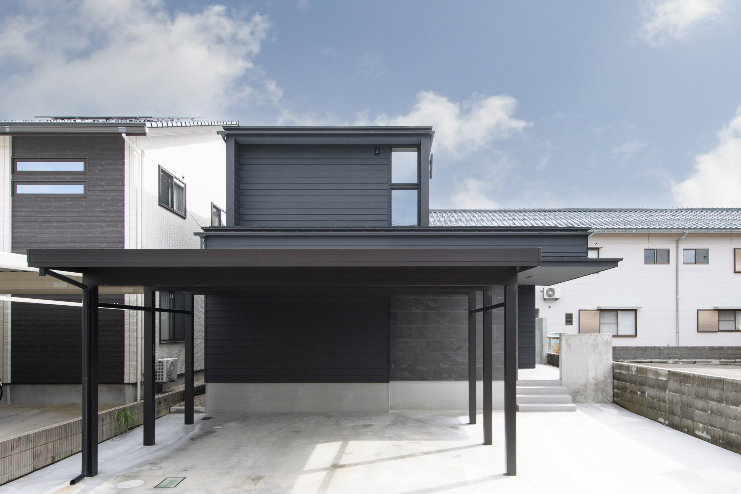 春江町本堂の家